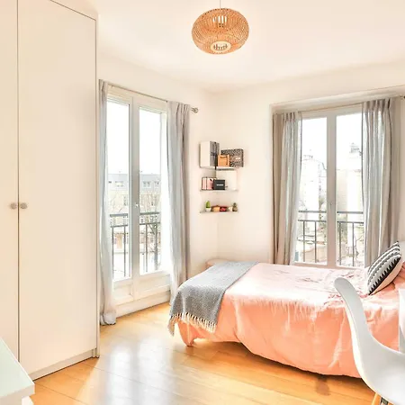 Modern Near The Eiffel Tower * Paris